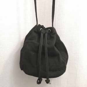 BAGGU cross-body bucket bag in black